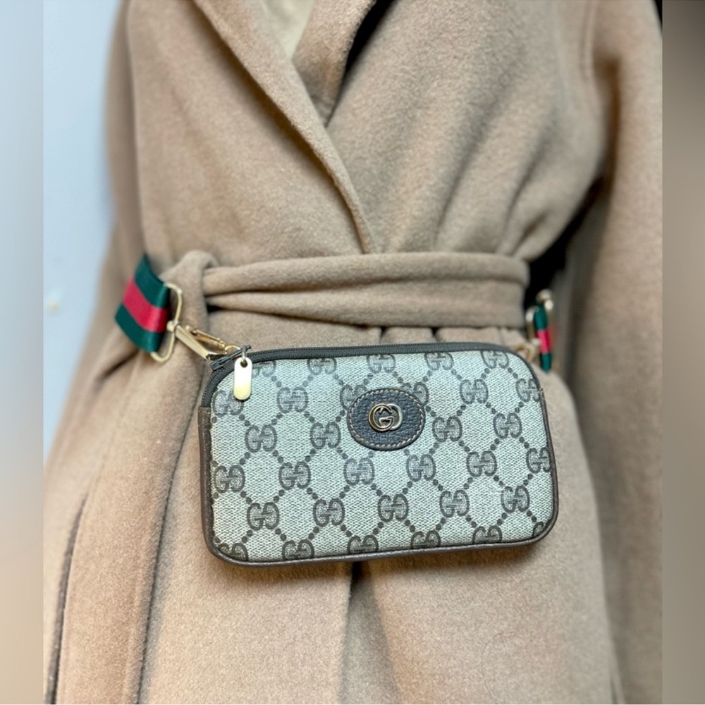 Authentic Gucci vintage GG canvas clutch bag (Q1040)